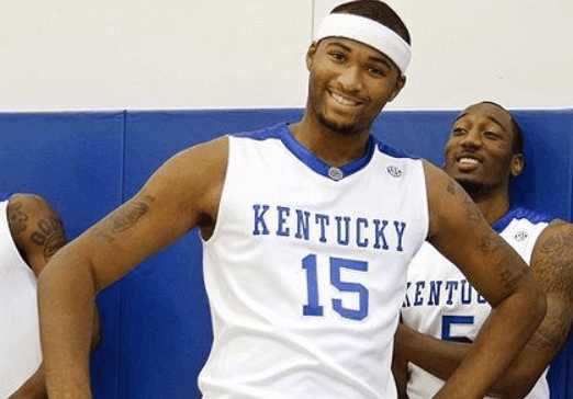 尤文发售圣诞节相关产品，毛衣售价39.9欧元，帽子16.9欧